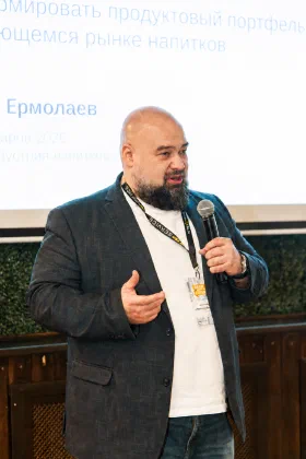 Сергей Ермолаев с микрофоном во время выступления на Форуме пивоваров в Твери в октябре 2026 года